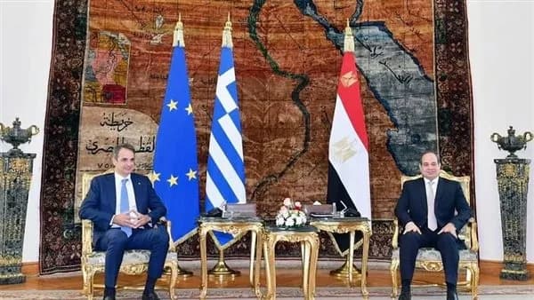 السيسي يؤكد تعزيز التعاون مع اليونان
