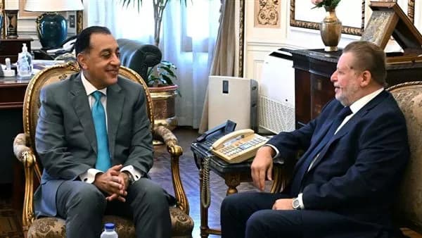 الحكومة والبنك المركزي يناقشان تعزيز الاستقرار المالي