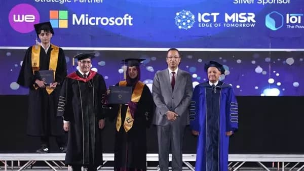 وزير الاتصالات يكرم دفعة جديدة من جامعة مصر للمعلوماتية
