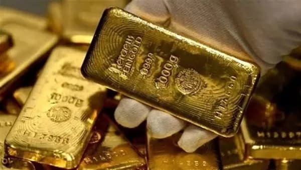 Gold climbs as oil drops amid rate outlook