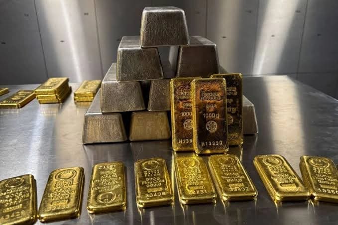 Gold drops as rate hike expectations rise