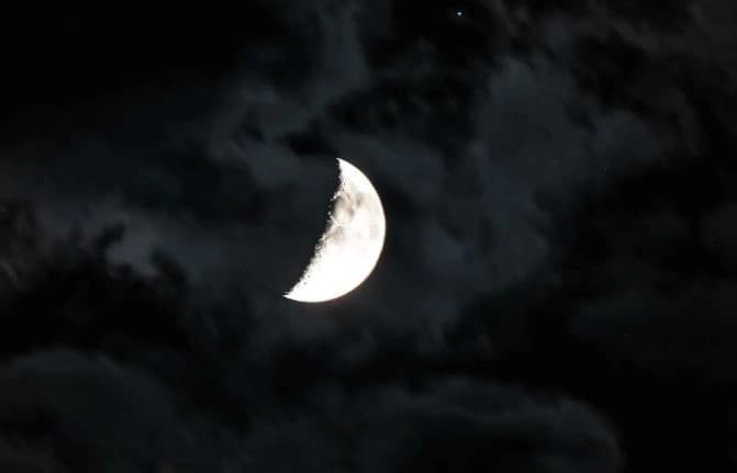 Moon aligns with star Gamma Sagittae in the kingdom's sky