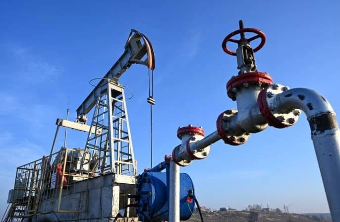 Oil prices rise slightly