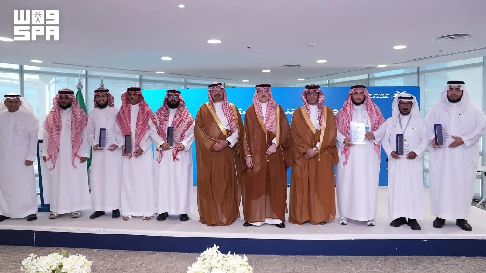 الموارد البشرية تكرم الفائزين بجائزة التنمية الشبابية الثانية