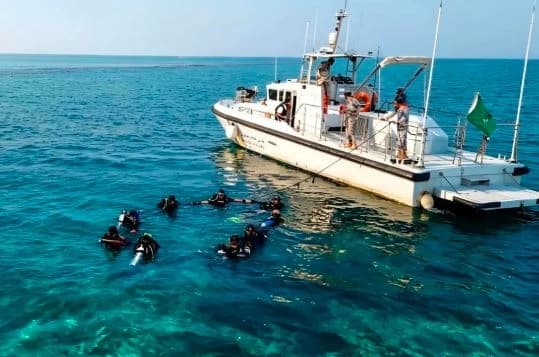 Border Guard volunteers clean Asir seabed