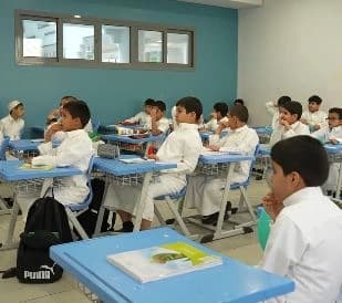 طلاب يتفاعلون مع معلميهم في بداية العام