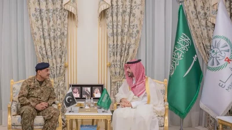 خالد بن سلمان وقائد الجيش الباكستاني يناقشان مواجهة الاعتداءات