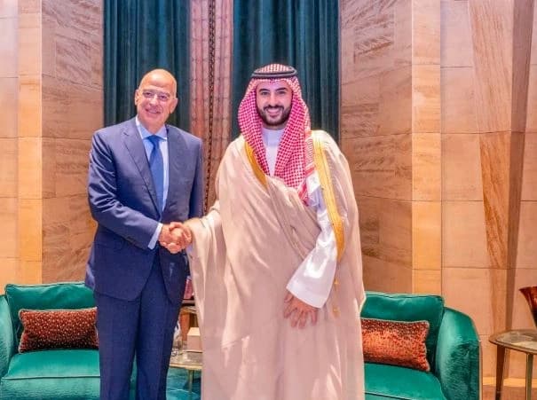 خالد بن سلمان يناقش تعزيز الشراكة الدفاعية مع اليونان