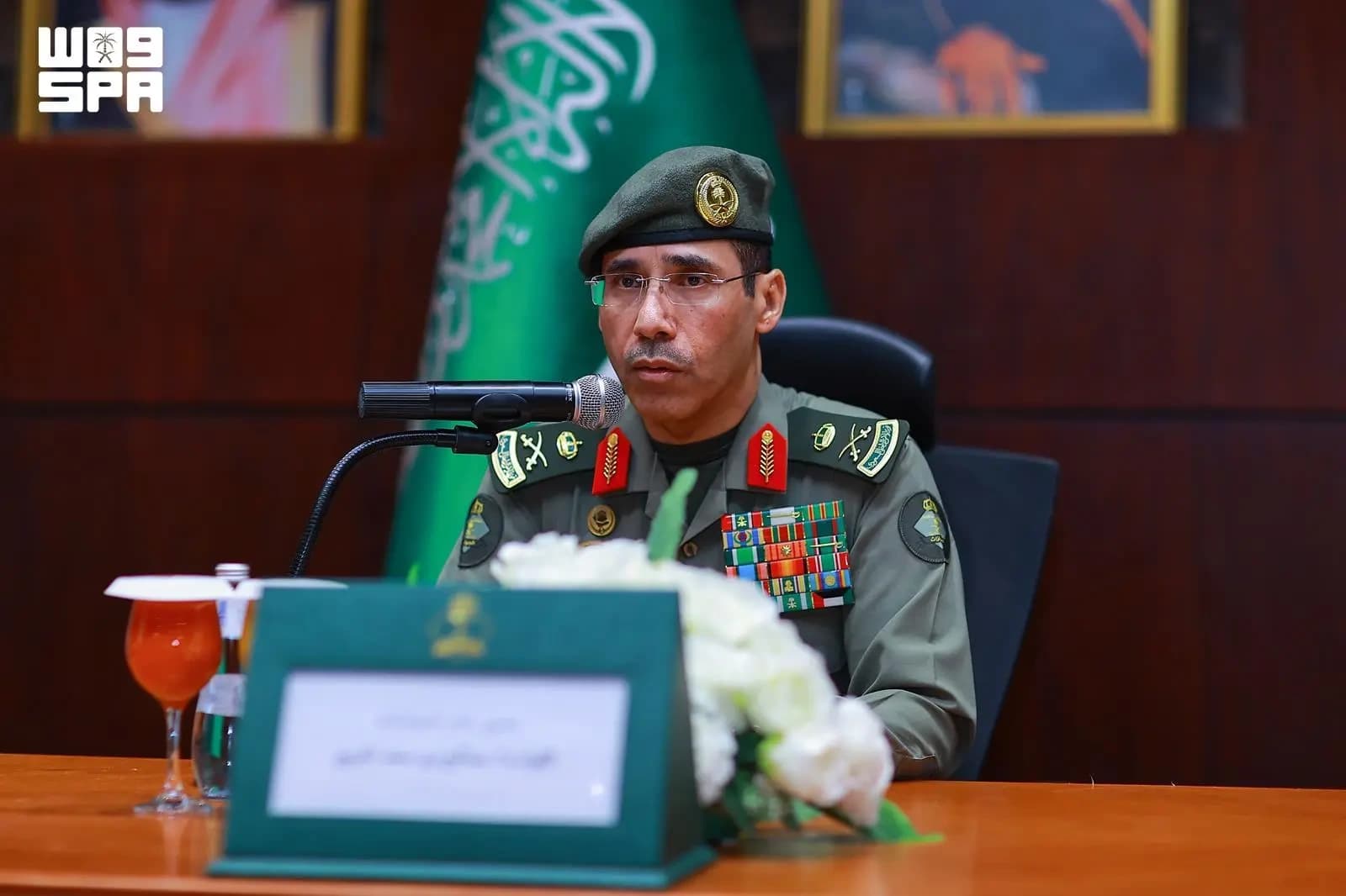 مدير الجوازات يلتقي الضباط الخريجين من الدورة الرابعة