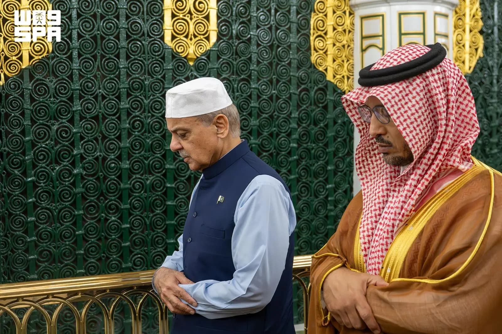باكستاني يتوجه إلى المسجد النبوي