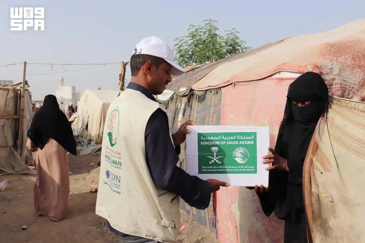 Sultan Relief distributes dates in Ma'rib