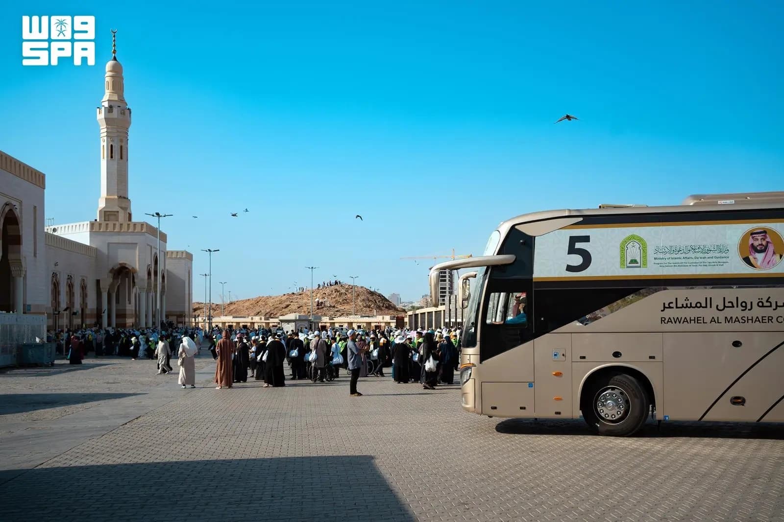 ضيوف برنامج خادم الحرمين يزورون جبل أحد ومسجد قباء