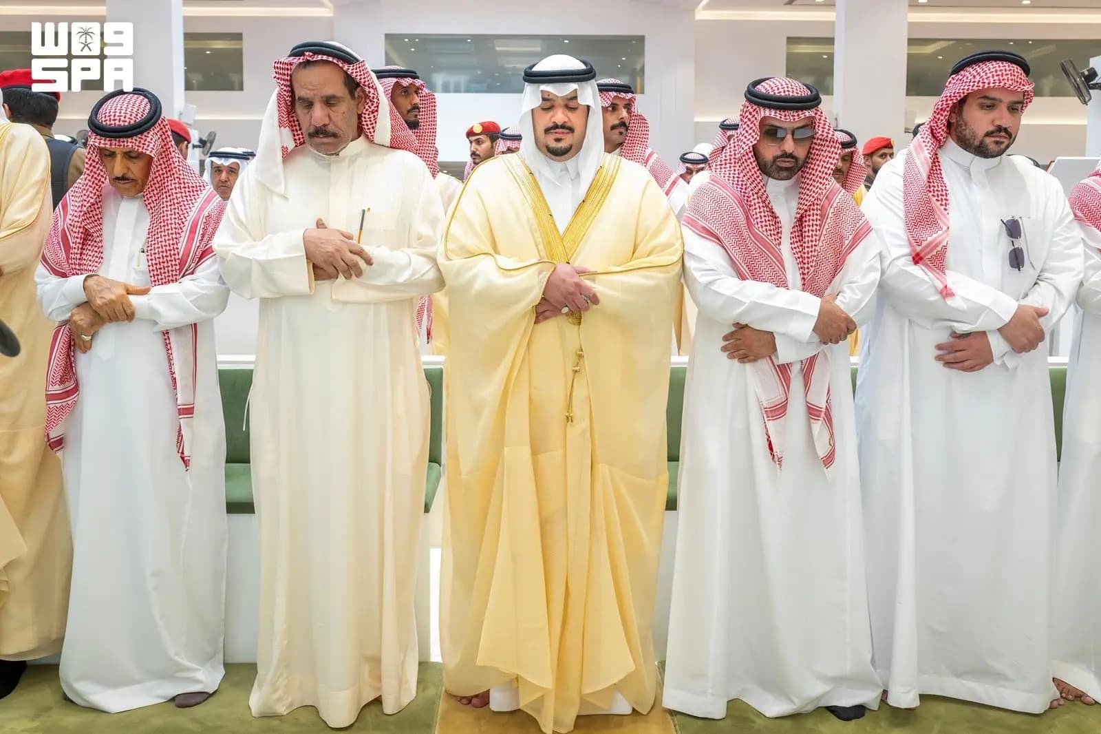 محمد بن عبدالرحمن يؤدي صلاة الجنازة على المطيري