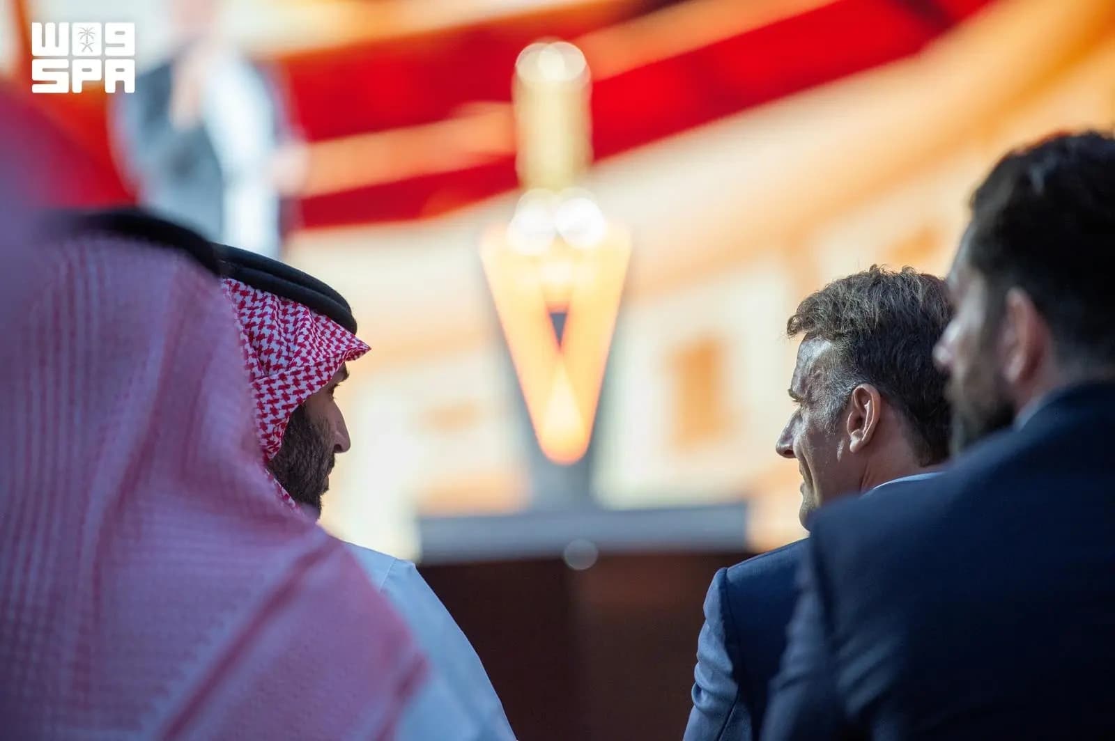 ولي العهد بباريس: علاقات استراتيجية