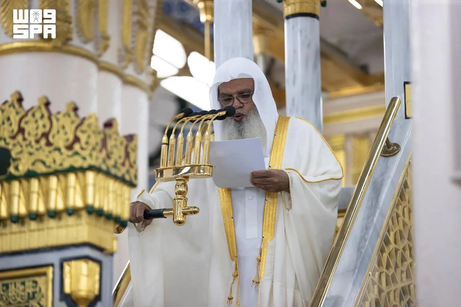 خطيب المسجد يؤكد أهمية التخصص العلمي