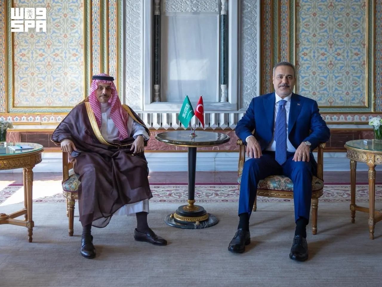 فيصل بن فرحان يناقش التعاون مع تركيا