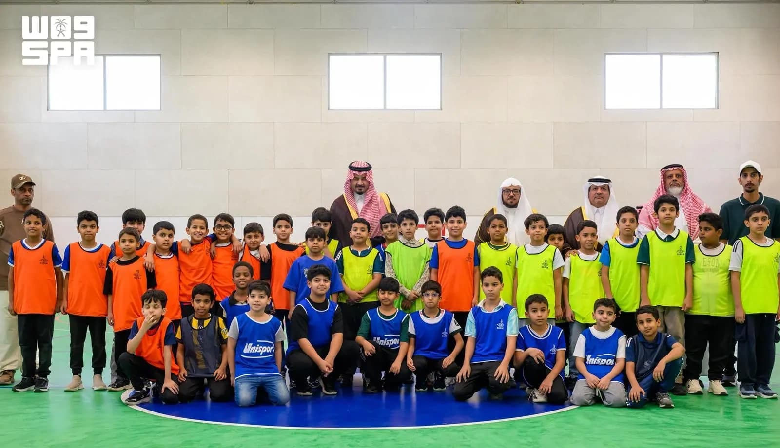 Salman bin Sultan visits school students