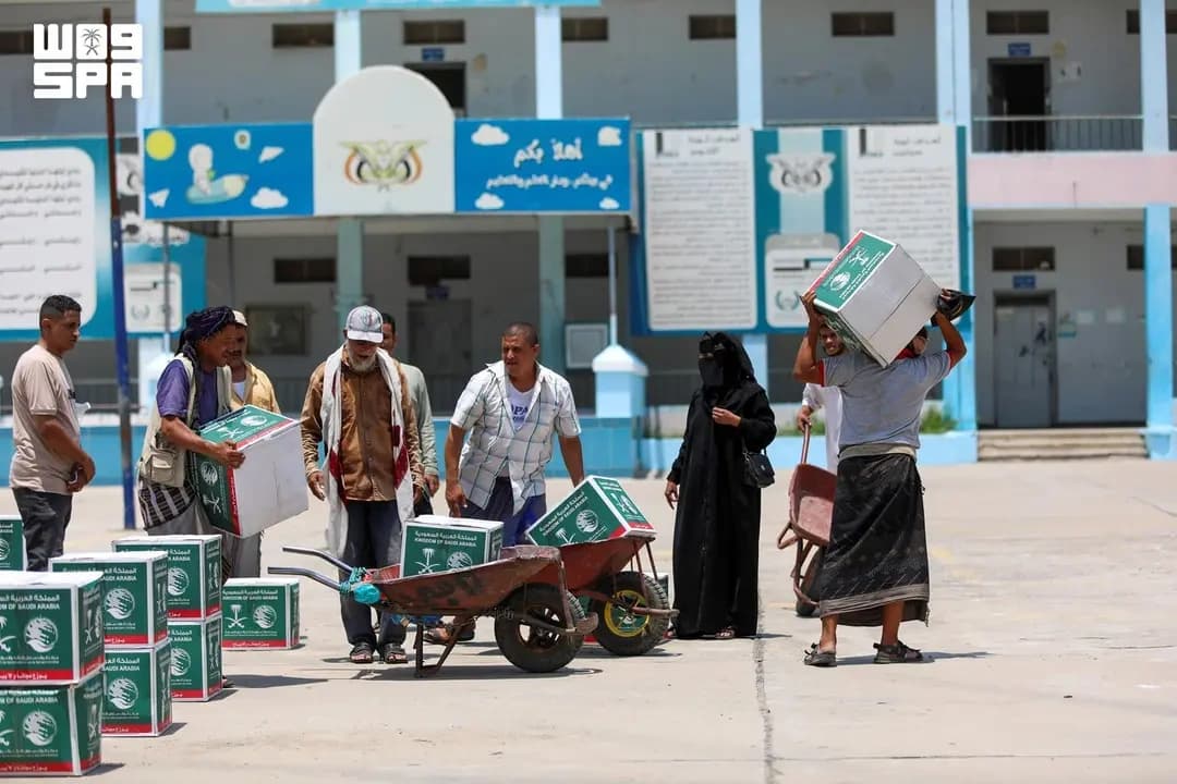 سلمان للإغاثة توزع سلال غذائية في المخا