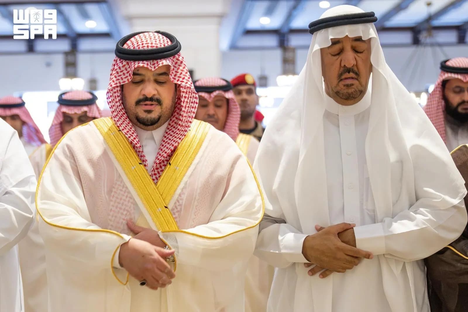Mohammed bin Abdulrahman leads Naif Al-Duweish's funeral prayer