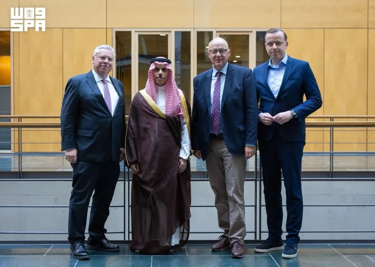 Faisal bin Farhan discusses with Arab group leaders in Germany