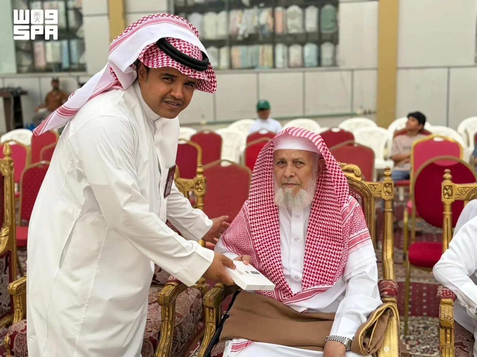 الباحة توزع أكثر من 10 آلاف هدية وطنية