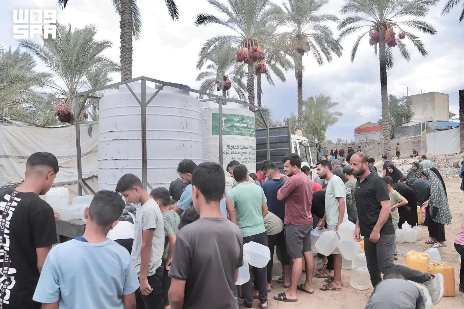 Sultan Supplies 500,000 Liters Water to Gaza