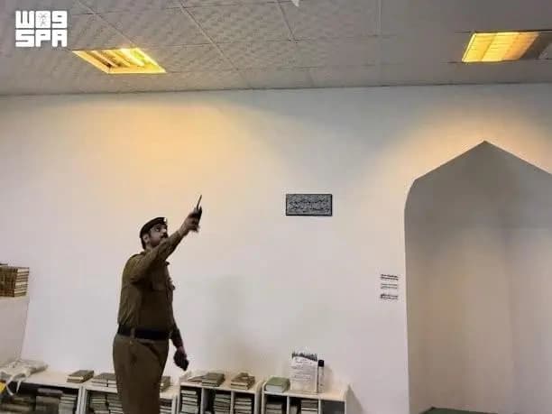 إصابة مقيم وأضرار بصلاة بعد سقوط شظايا صاروخ