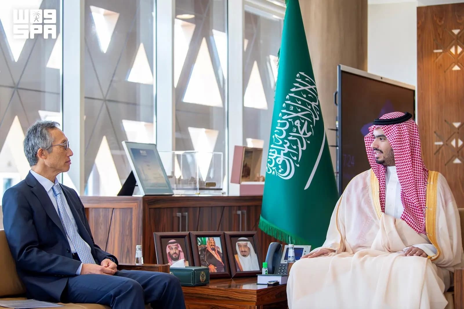 راكان بن سلمان يلتقي السفير الياباني