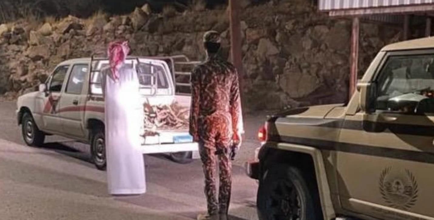 الأمن يضبط مواطنًا بنقل حطب عسي