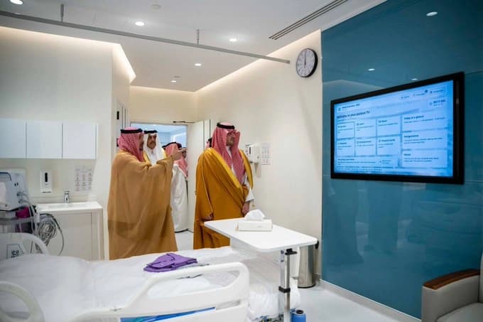 الخدمات الطبية تنجح في عملية جراحية روبوتية فقرات القطن
