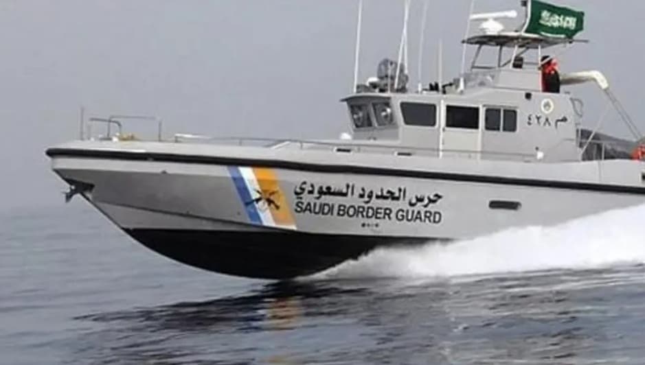 حرس الحدود ينقذ مقيمًا من الغرق في جازان