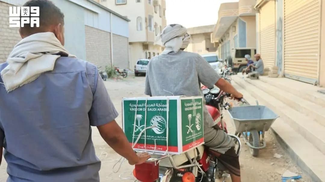 سلمان للإغاثة توزع سلالًا غذائية في حضرموت
