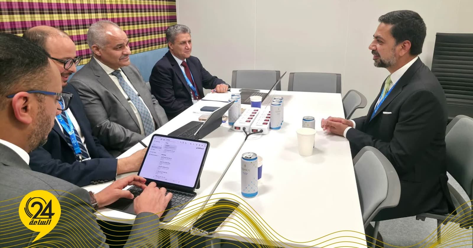 Governor reviews dollar supply with Numisma Bank Chair