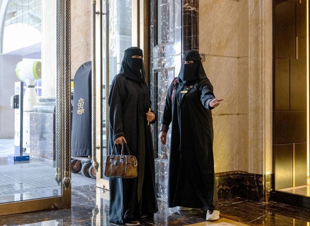 اشتراط ثلاثة عاملين لكل غرفة في مرافق الضيافة الفاخرة