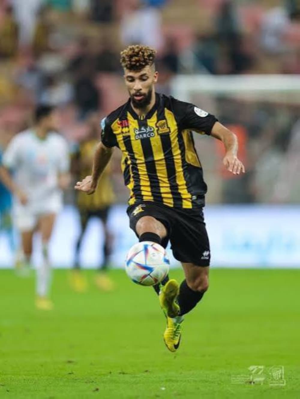 Al-Layth advances toward the tiger