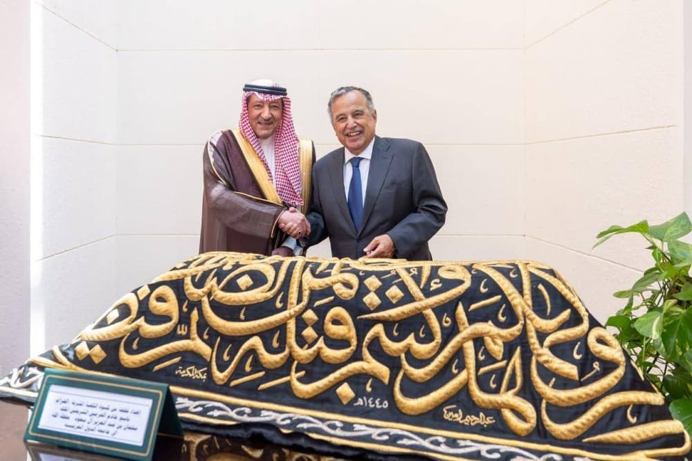 بتوجيه من خادم الحرمين: الخريجي يسلم جامعة العرب قطعة من الكعبة