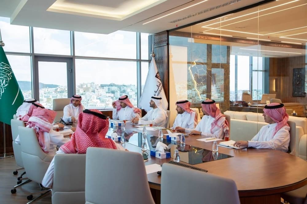 أمين عسير يبحث مع رجال الأعمال فرص التعاون