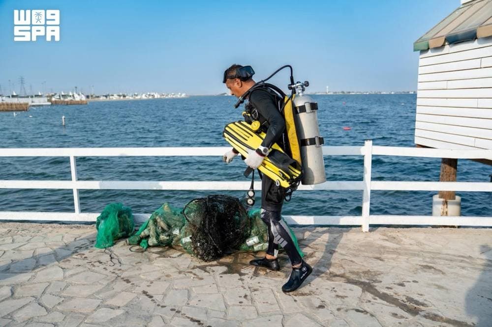 Effort to clean ocean depths