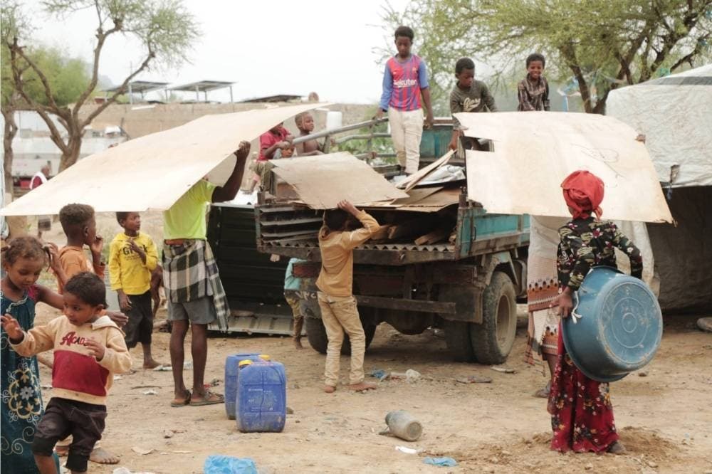 Displaced people aid fleeing victims of Houthis