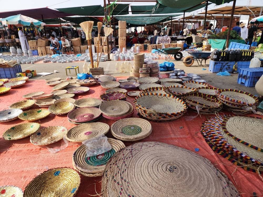 الرفاعي يواصلون صناعة المشغولات التراثية