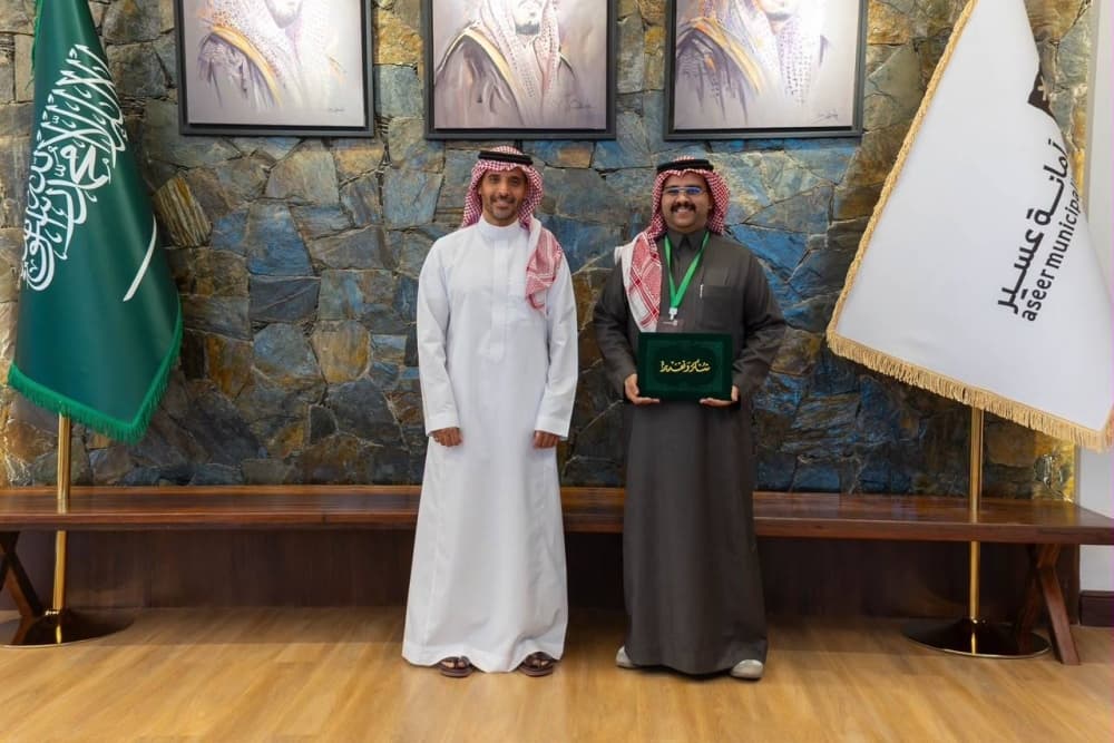 الجالي يكرم الفائزين في هكاثون عسير