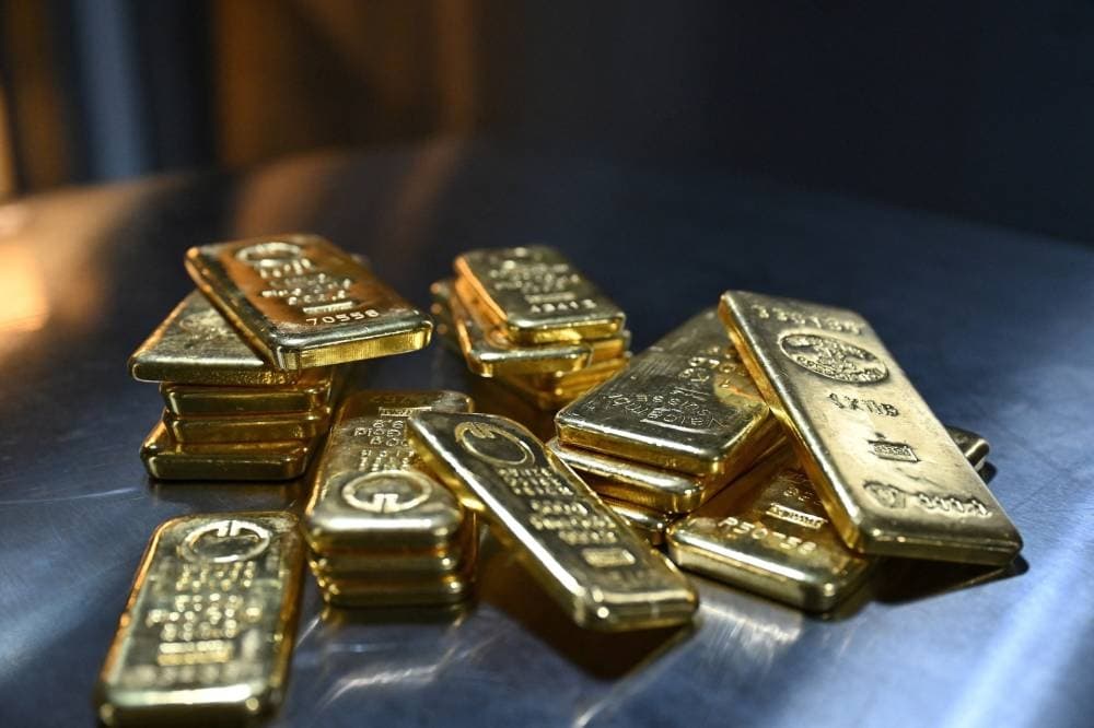 Gold rises as US rate hike outlook falls