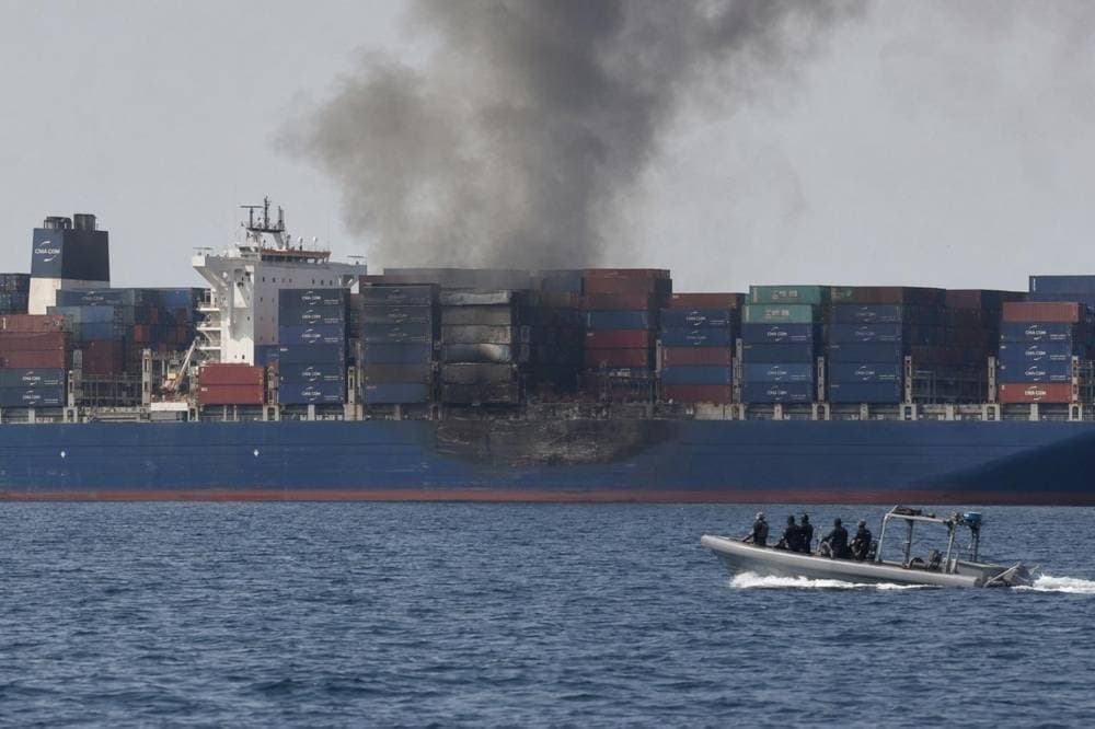 غرق سفينة يسبب توتر في هرمز
