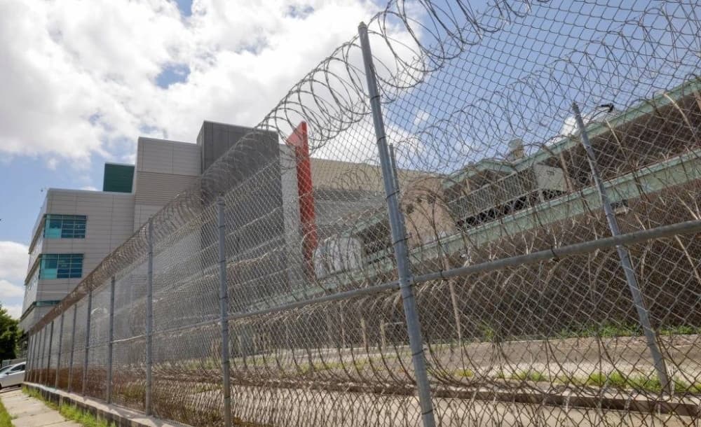 10 prisoners escape through toilet opening