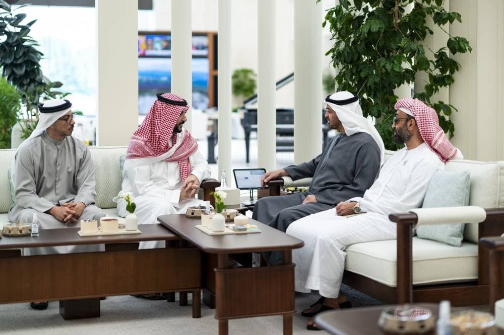 الإمارات ووزارة الدفاع يناقشان العلاقات والتطورات