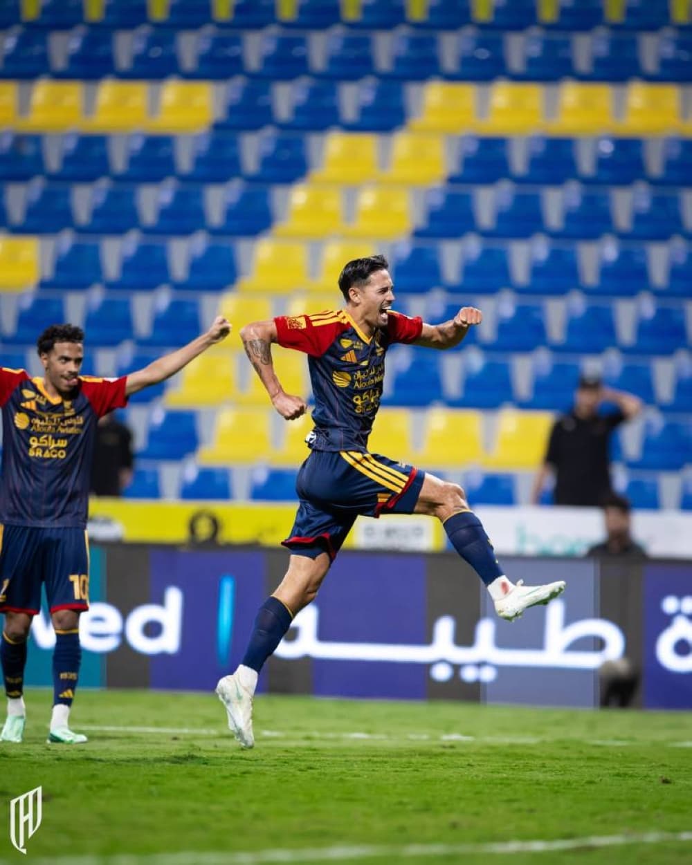 القادسية يتصدر الترتيب