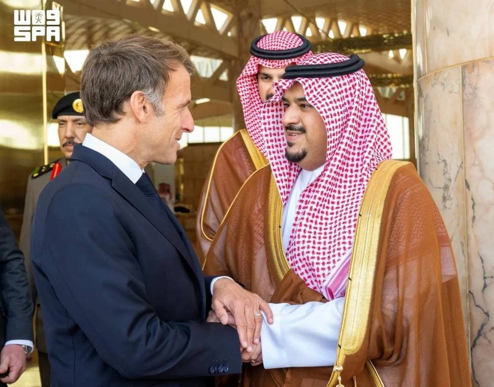 ماكرون يصل الرياض بمرافقة نائب أمير المنطقة