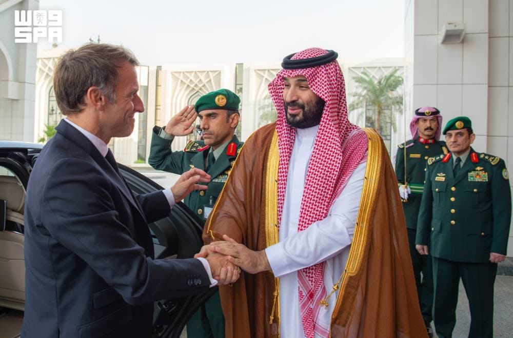 ولي العهد يلتقي بالرئيس الفرنسي في الرياض