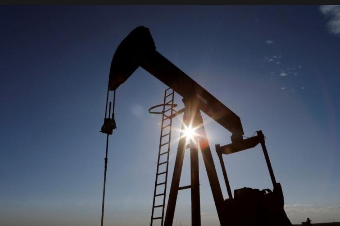 Oil Gains as Strait Talks Continue