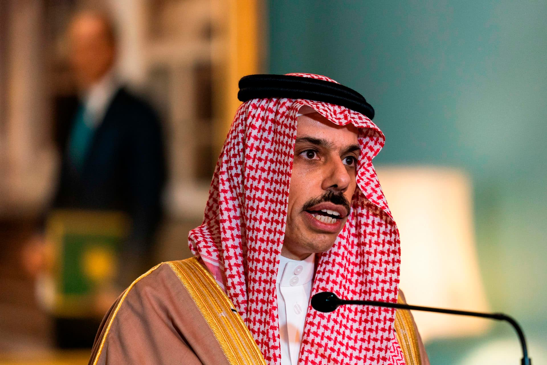 Foreign Minister discusses regional issues with Gulf counterparts